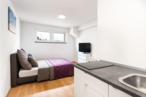 Modernes Basement-Studio im UG mit Queensize-Boxspringbett und Walk-In Dusche mit guter Anbindung in die Innenstadt
